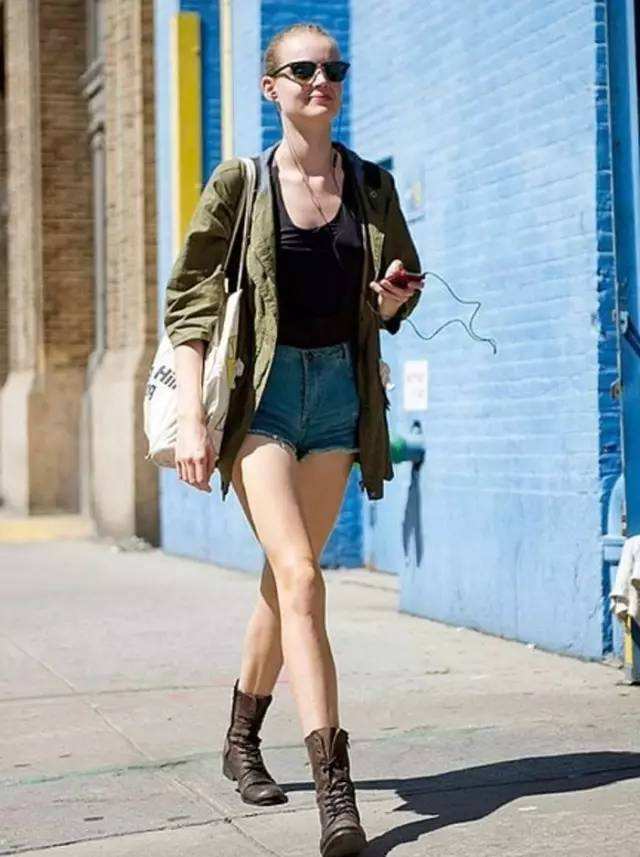 马丁靴搭配什么衣服和裤子更好看？更显时髦还摩登？这样搭不会错