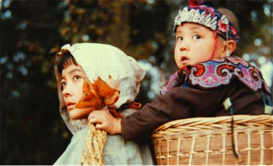 萧萧：12岁童养媳背着小丈夫“偷尝禁果”，喜剧的结局藏着悲鸣