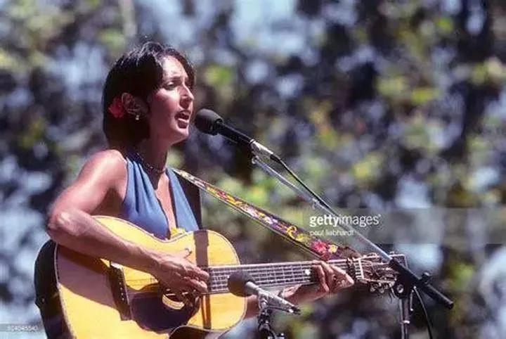 1960年,19岁的baez在音乐节上唱反战争的小曲,她的歌喉被公认为是一个