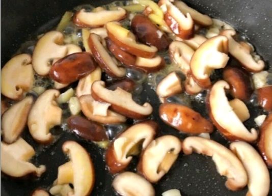 香菇跟西兰花一起炒：润燥的好食物，适合秋冬吃