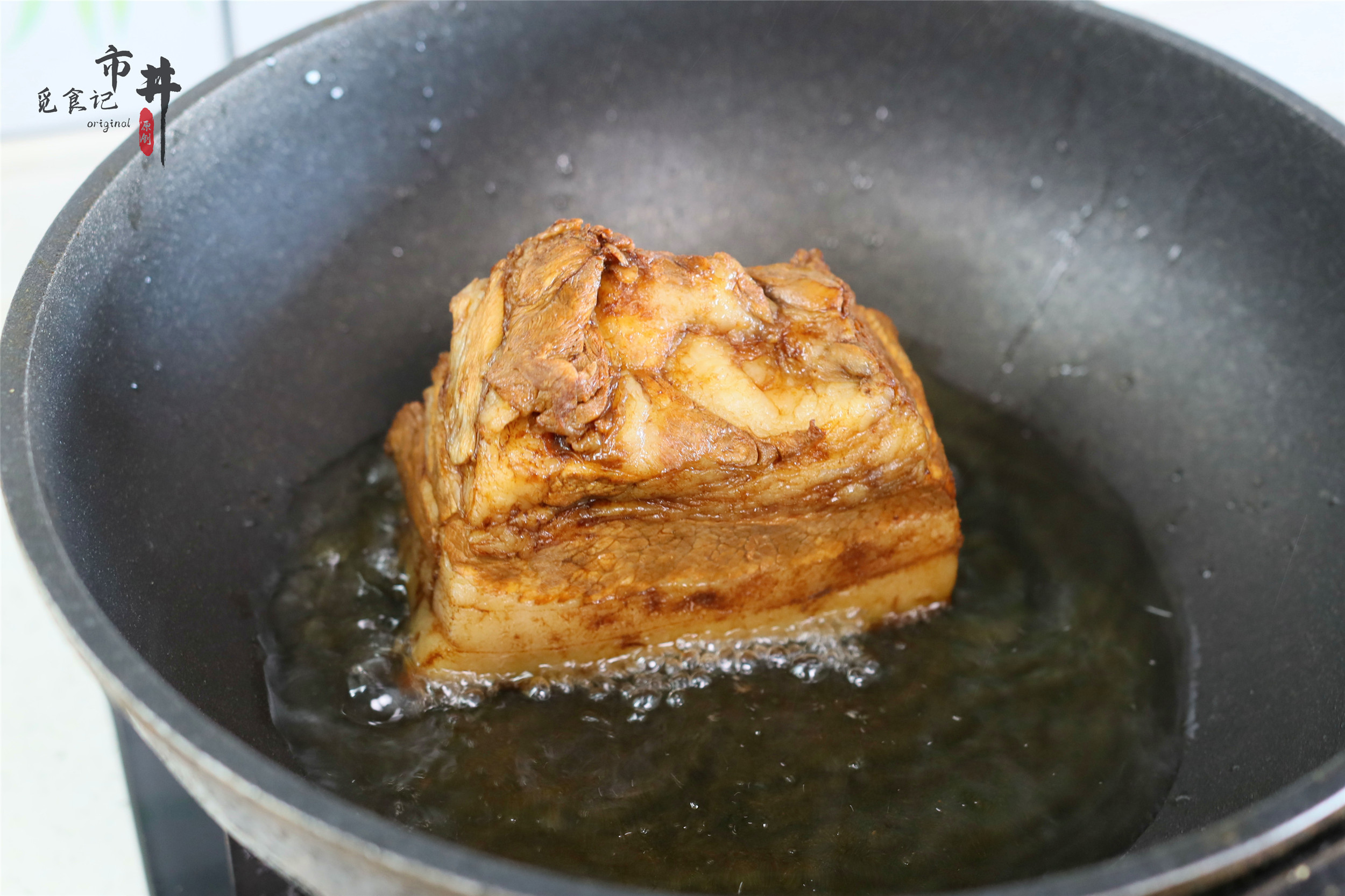 年夜饭加道“硬菜”，梅菜扣肉端上桌，这做法软烂浓香，入口即化