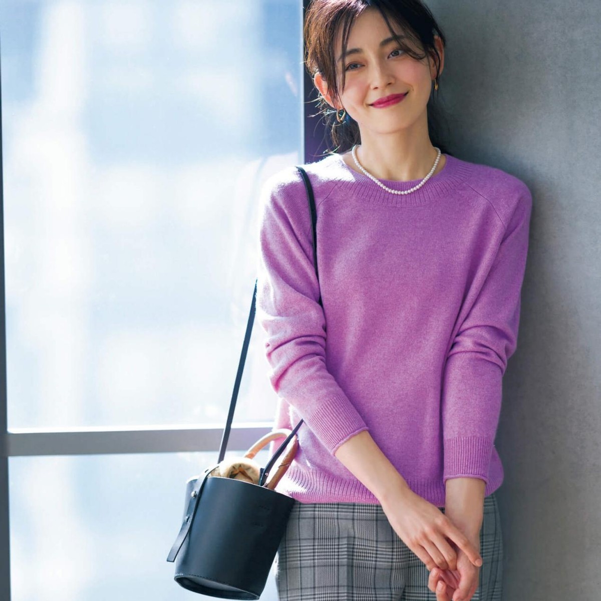 40岁女人别只穿黑白灰，试试流行的“紫色系”搭配，显白又显年轻