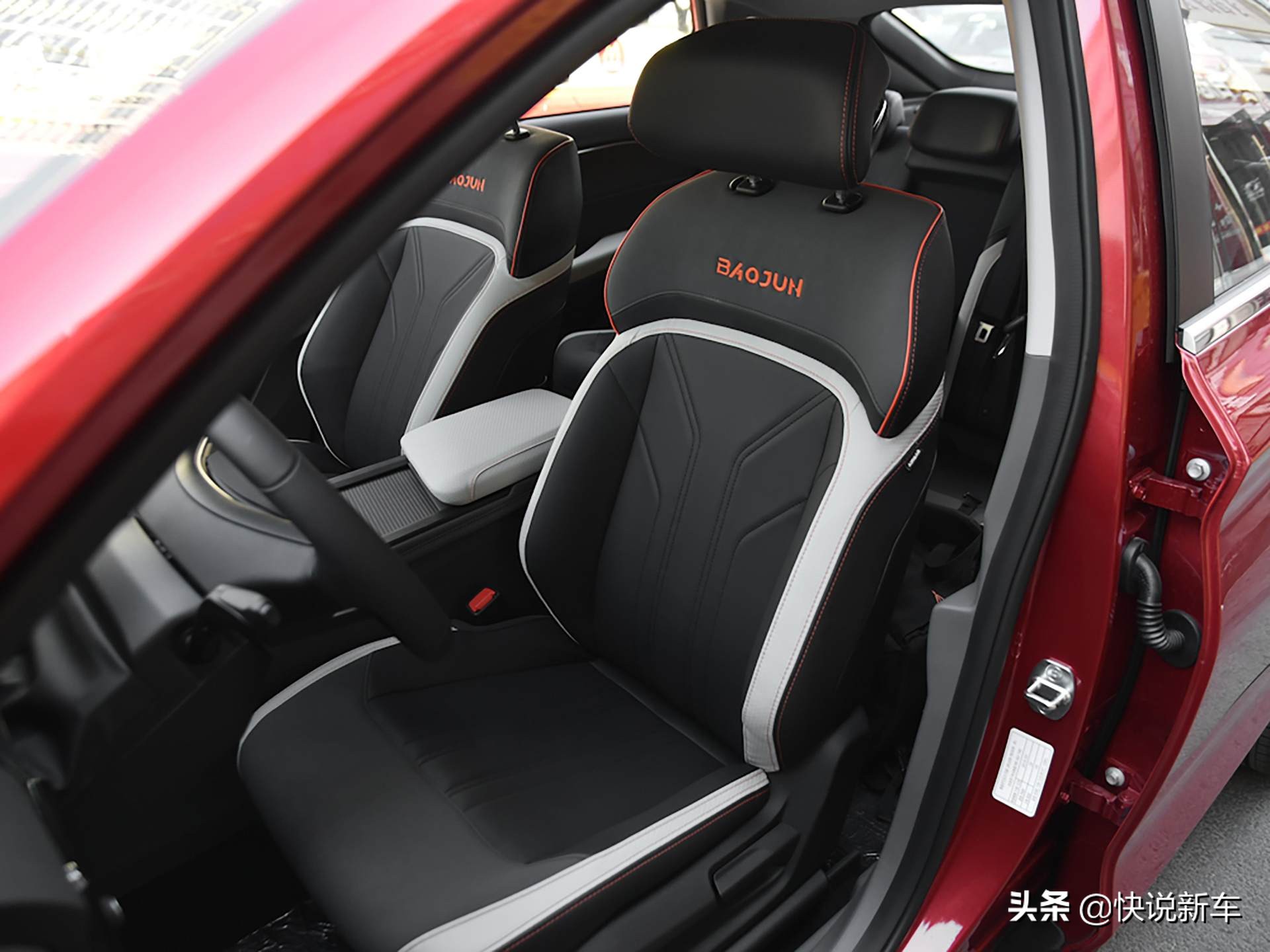 7.3L/100km，买菜家轿，颜值能打，实拍宝骏RC-6