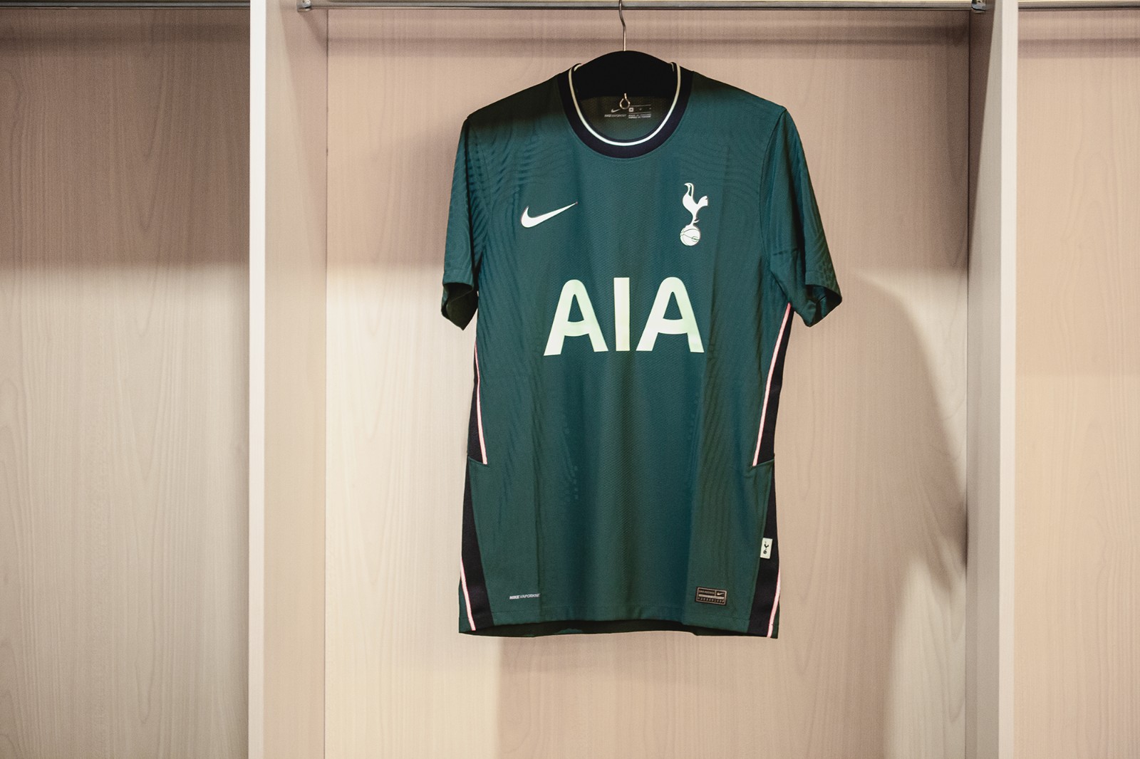 下赛季热刺主场战袍谍照被曝(新品赏析!