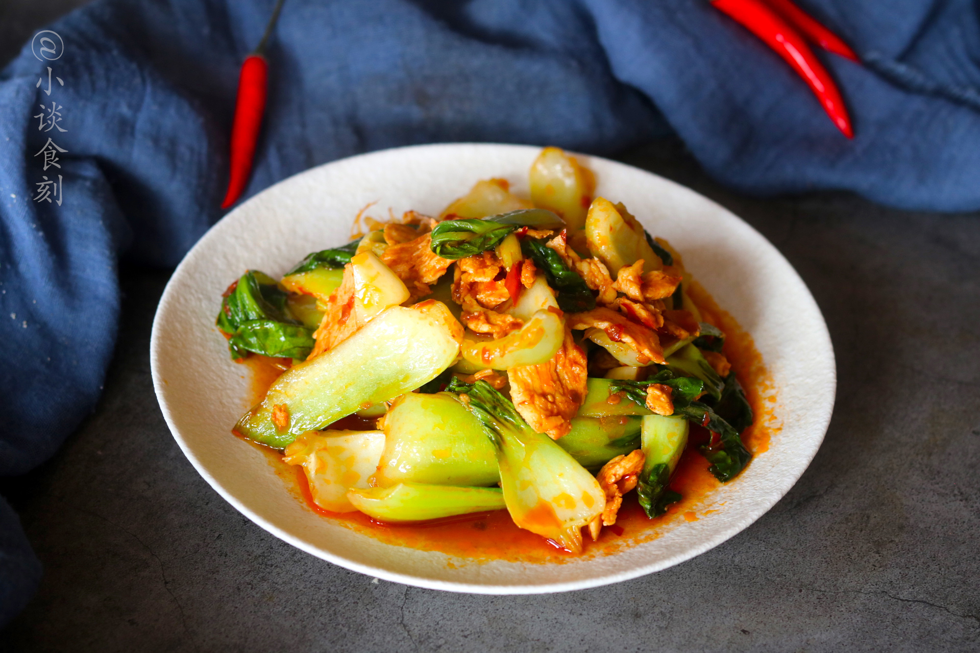 炒青菜时,搭配一点鸡肉,炒出来的青菜入味不出水,好吃极了