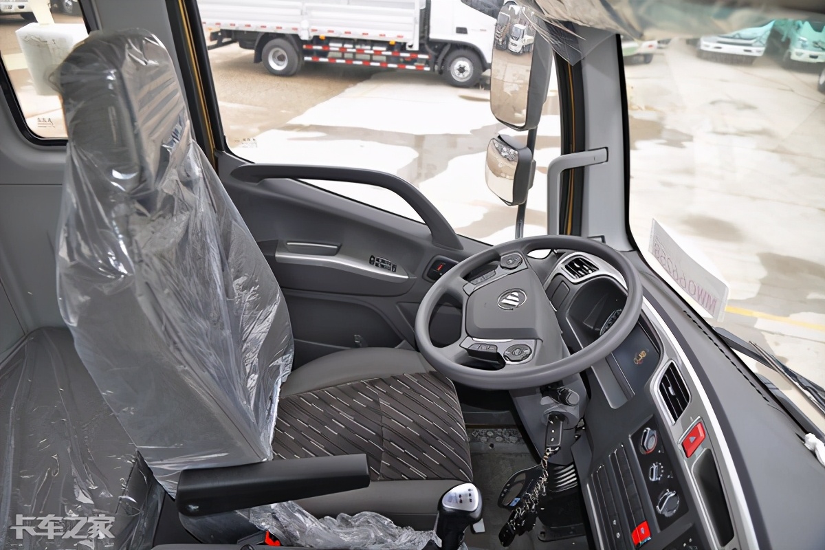 搭载6缸发动机,配70方大货厢,实拍福田奥铃大黄蜂快递载货车