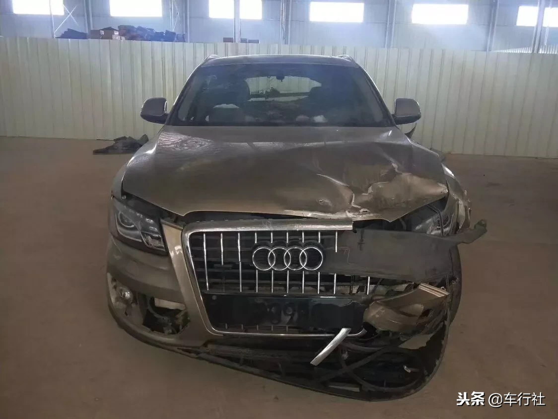 奥迪配件很贵吗,撞成这样的老Q5修起来多少钱?修和拆哪个划算