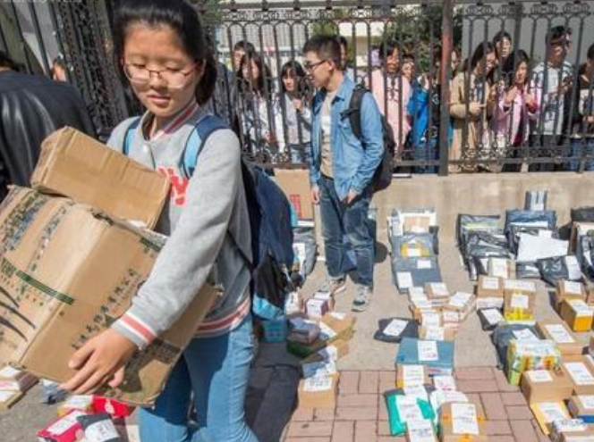 大学生“收件人名字”走红，一个敢念一个敢收，快递小哥有些无奈