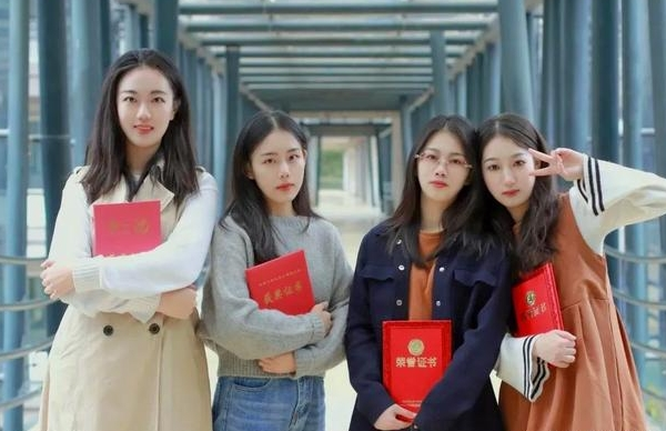 中南大学再现学霸寝室，4位美女姐姐保研名校，颜值气质也在线