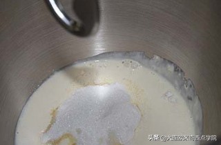 从业十年的面包师告诉你，在家怎么做香香甜甜的酥粒奶油面包