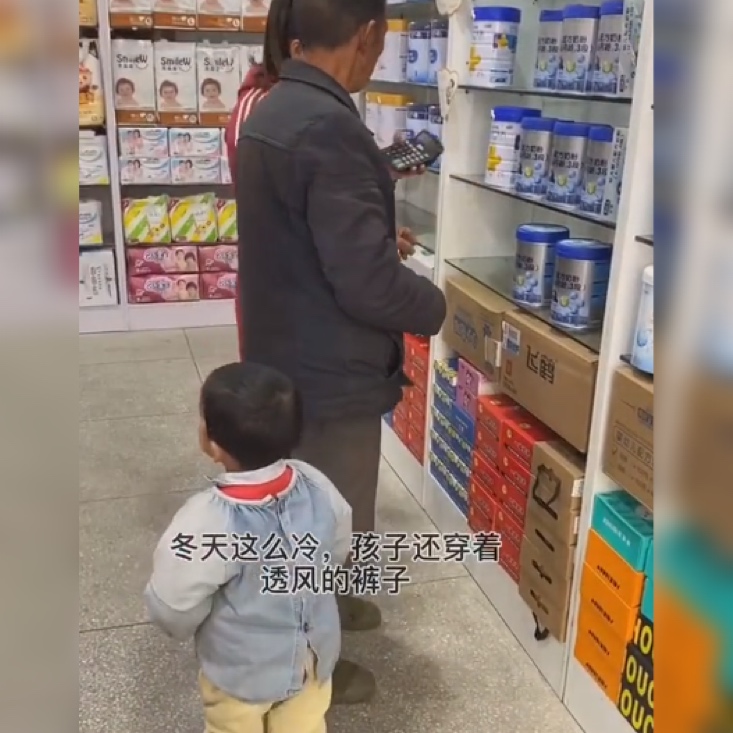 隔辈亲有多亲？看得人动容，爷爷攒钱大半年，为给孙儿买一罐奶粉