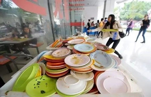 “这些同学不许进入食堂”，高校发布新规定，一部分网友表示支持