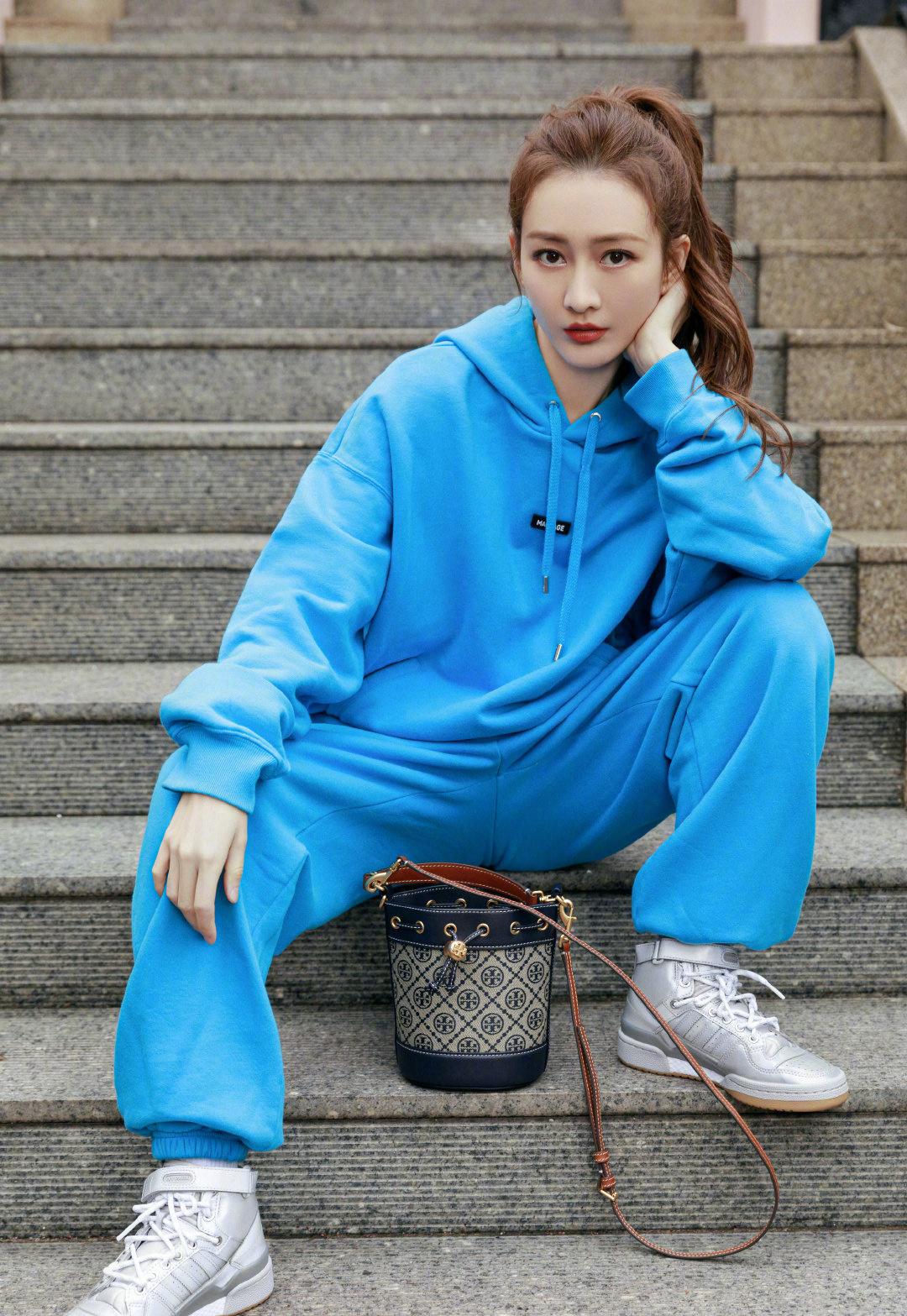 王鸥染棕色头发真显白,搭配蓝色休闲运动装,清爽时尚又减龄