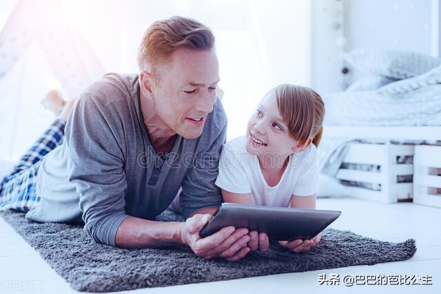 智服游戏男孩，女孩兜揣馒头父泪目，儿女成才家长要区分