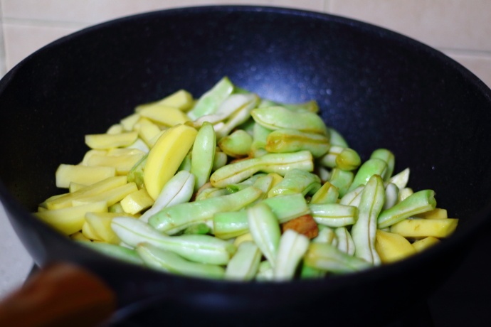 土豆炖豆角(家常做法的土豆炖豆角，方法简单，味道好，新手一学就会)