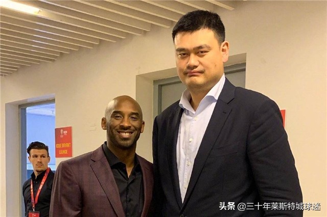 nba的球员为什么要默哀(姚明起立为科比默哀！科比曾为大姚按摩 提醒中国新人：放松点)