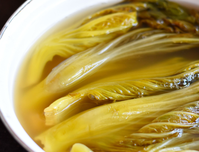 酸菜鱼肉质细嫩，汤酸香鲜美，微辣不腻，就怕米饭不够下饭的