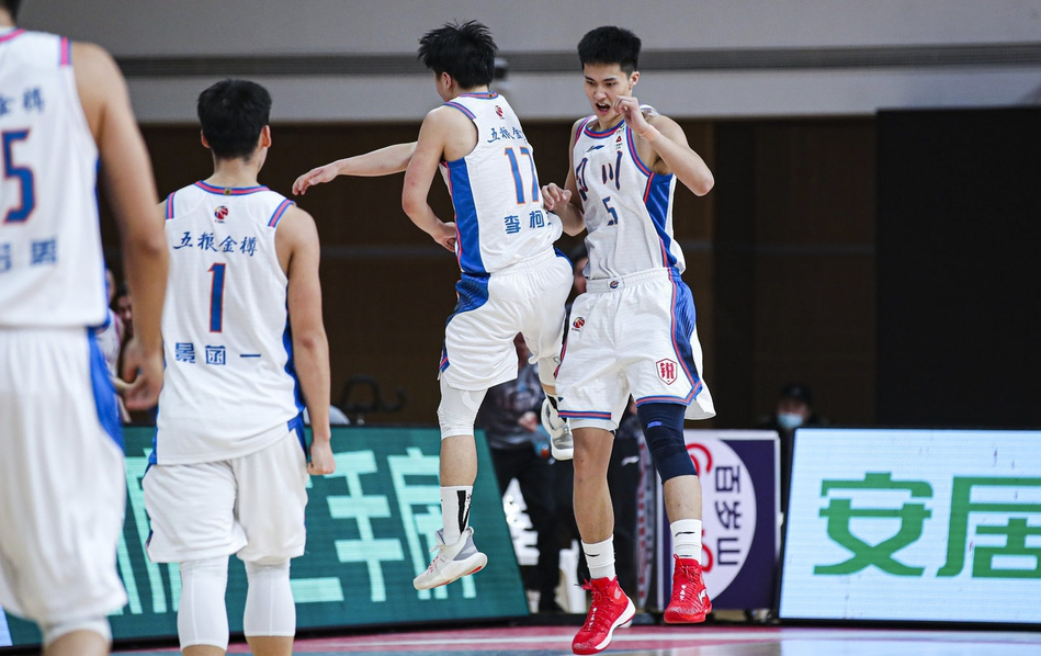 国内nbl和cba哪个水平高(场均60分？NBL与CBA不是一个等级，史密斯算不上顶级外援)