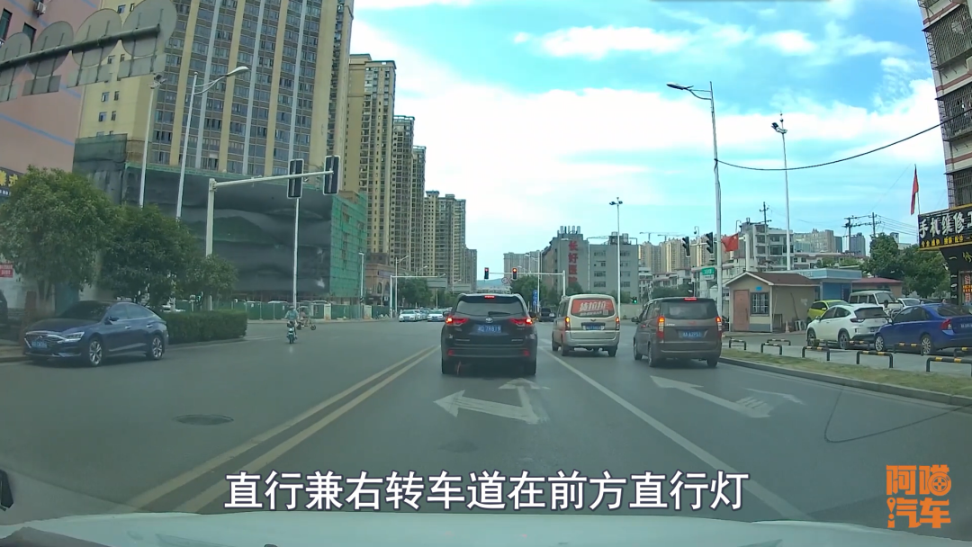 右转兼直行车道该怎么走才正确？老司机教你，免得走错害大家堵车