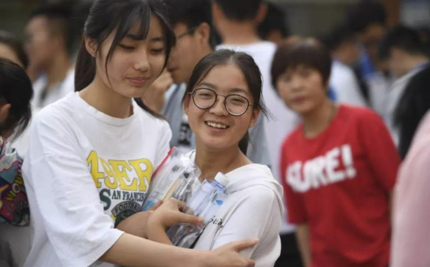 高考当天为何不能穿校服，老师一语道破玄机，学生需提前知晓