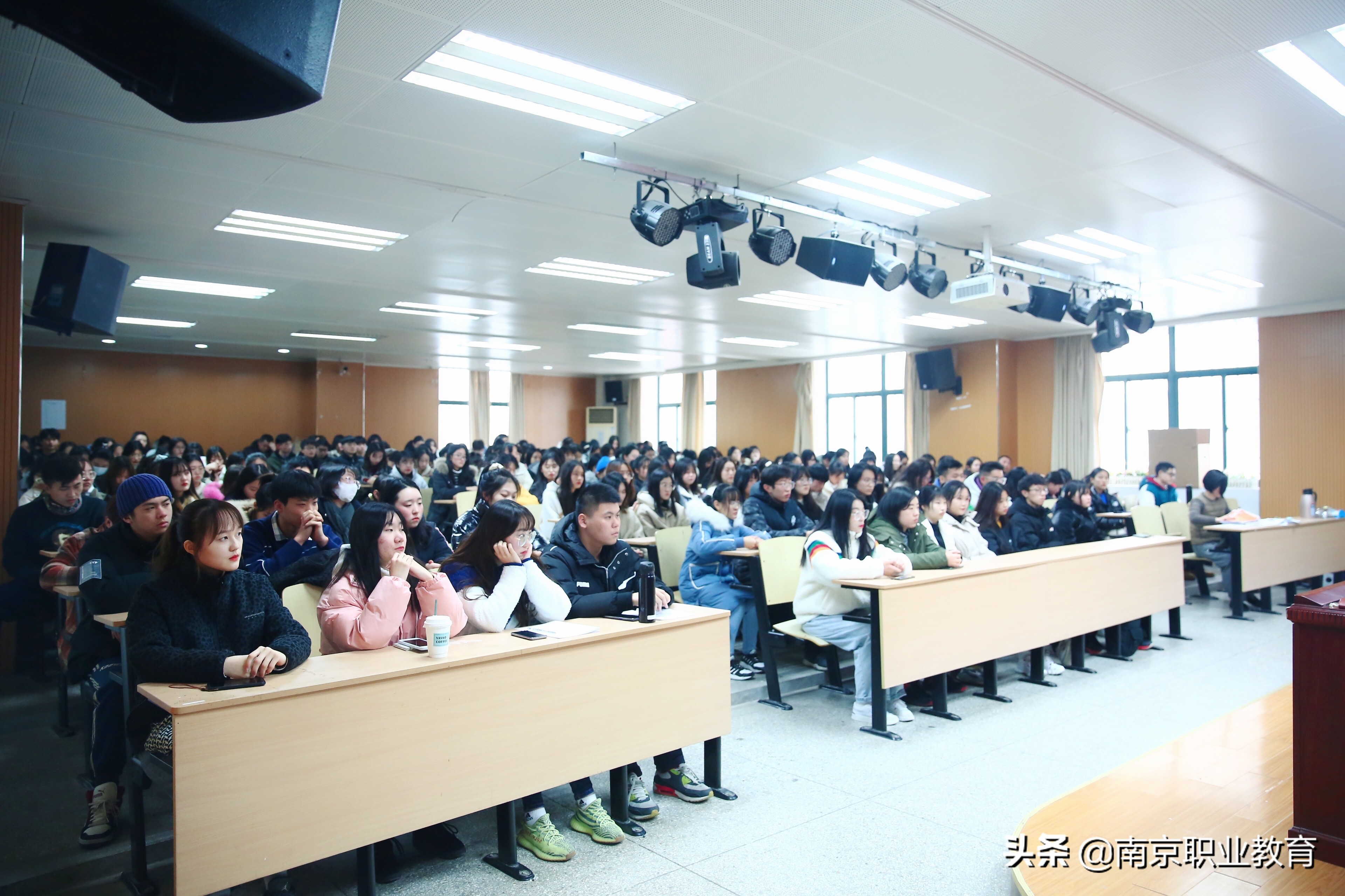 江苏省新闻出版学校隆重举行2020年度学生表彰大会