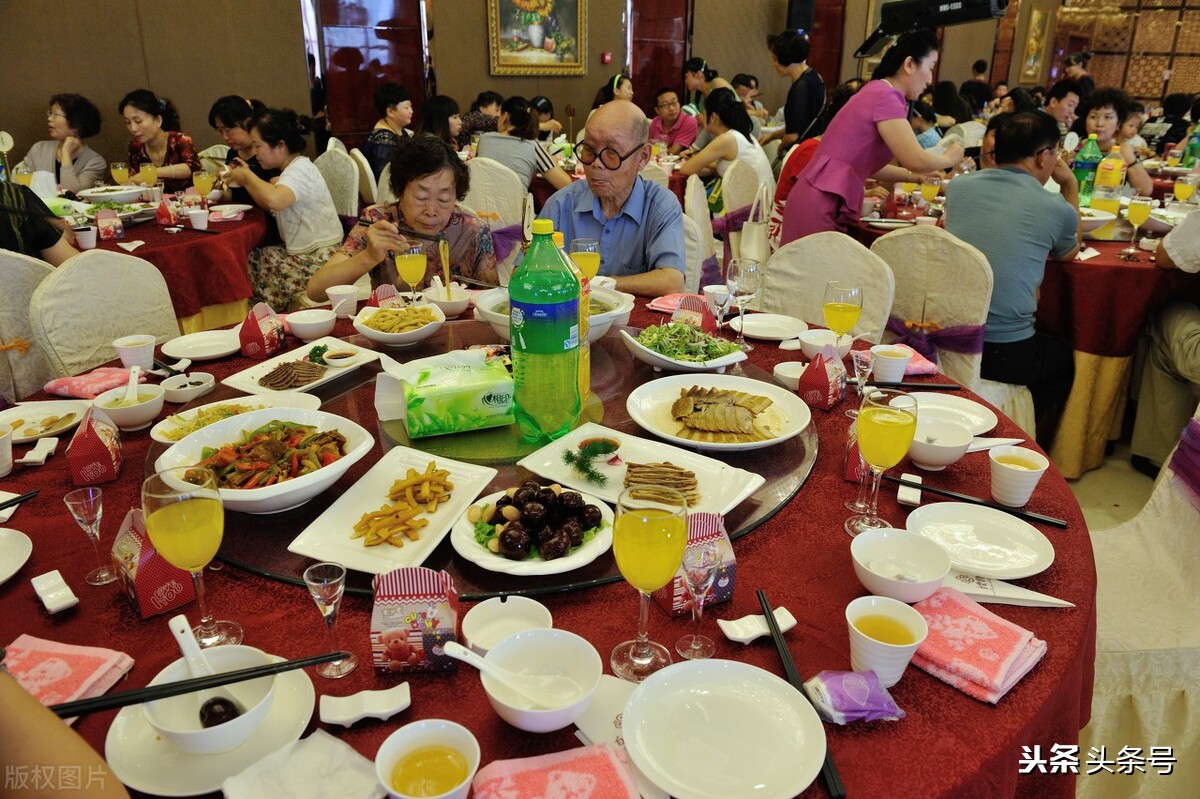 水里捞玉米有感，节约粮食，善莫大焉