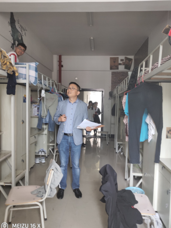 女生寝室的违禁品大全，宿管阿姨调侃：每年数量可绕地球一圈