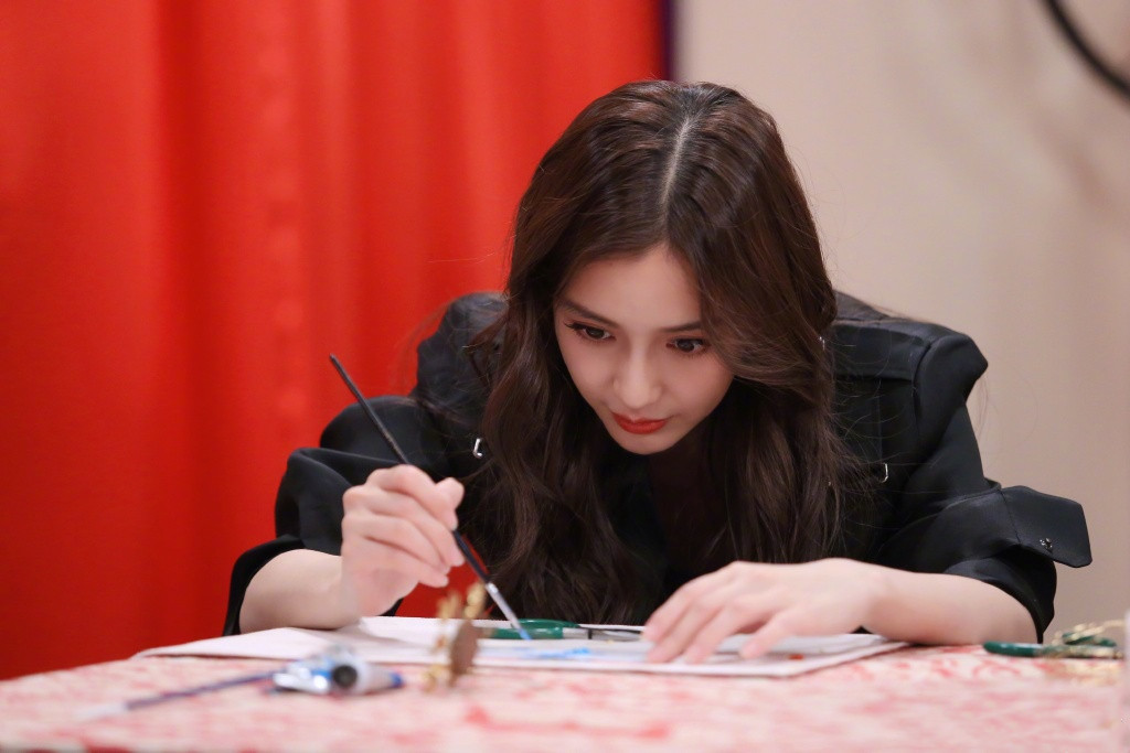 费尽心思挤进贵妇圈？钮钴禄·杨颖人脉不断升级，野心到底是啥？