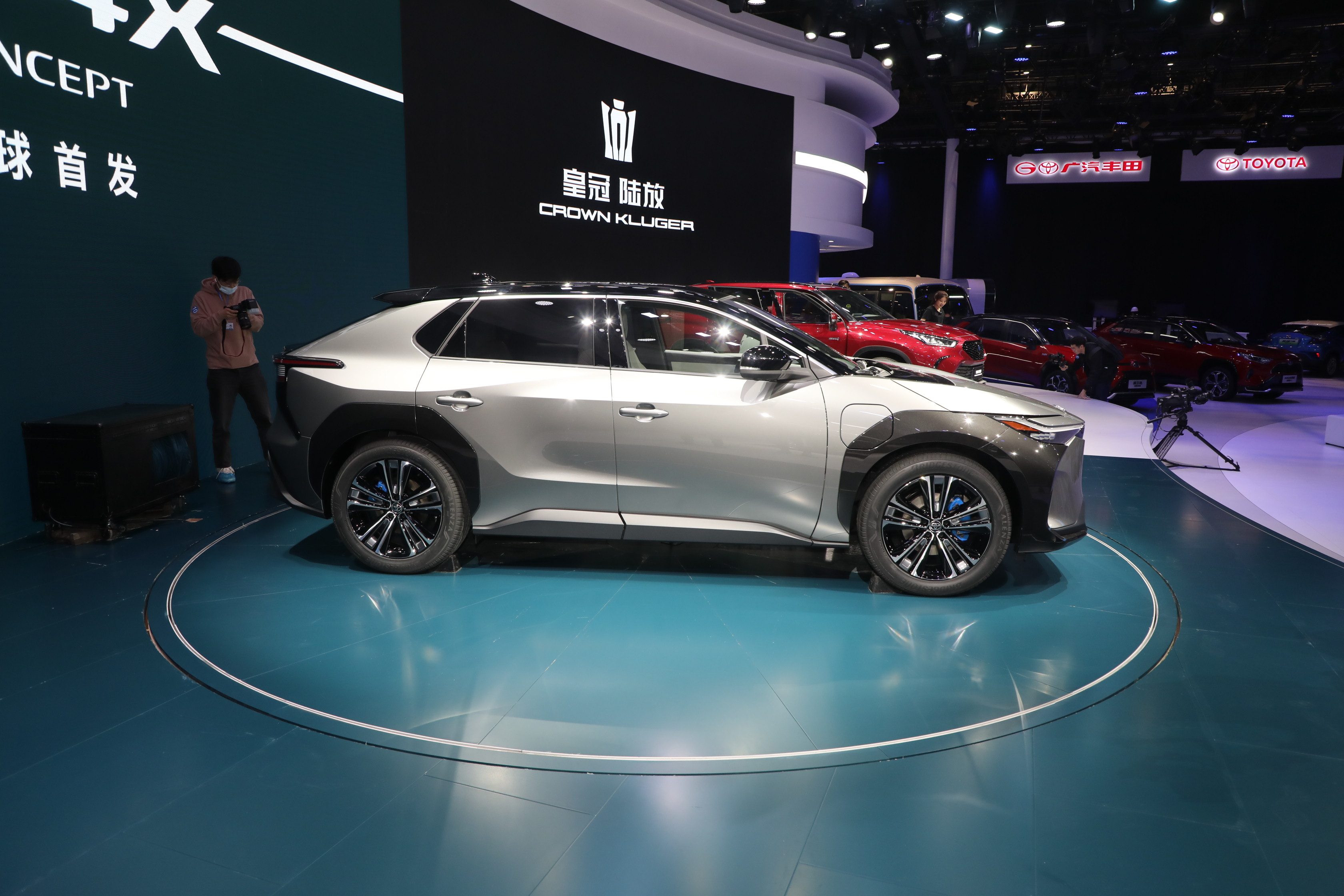 新车｜搭载太阳能板车顶，尺寸接近Model Y!一汽丰田bZ4X首次亮相