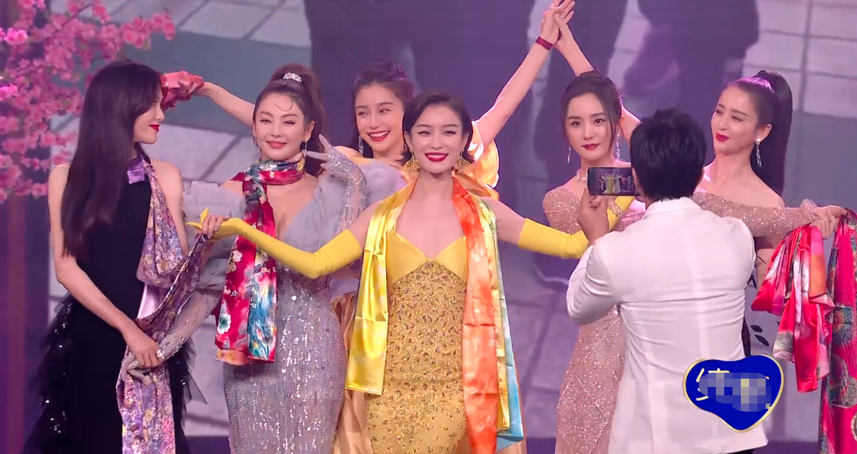 微博之夜亮点多,华晨宇邓紫棋同台领奖,黄晓明为老婆拍照太甜蜜