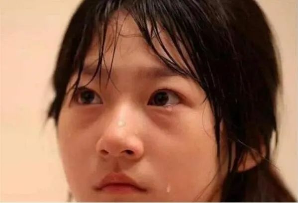 儿子在幼儿园遭受霸凌，机智爸爸这样应对，家长看后盛赞：高情商