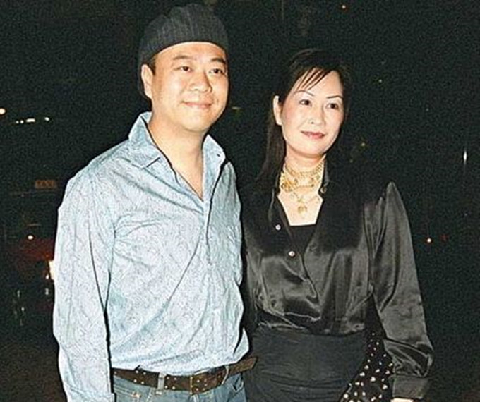 欧阳震华为爱妻庆生,妻子出身显赫家族资产80亿,戴钻戒显贵气
