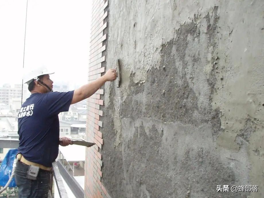 曾经风靡农村的瓷砖房，现在被“喷砂”代替，哪个性价比更高？