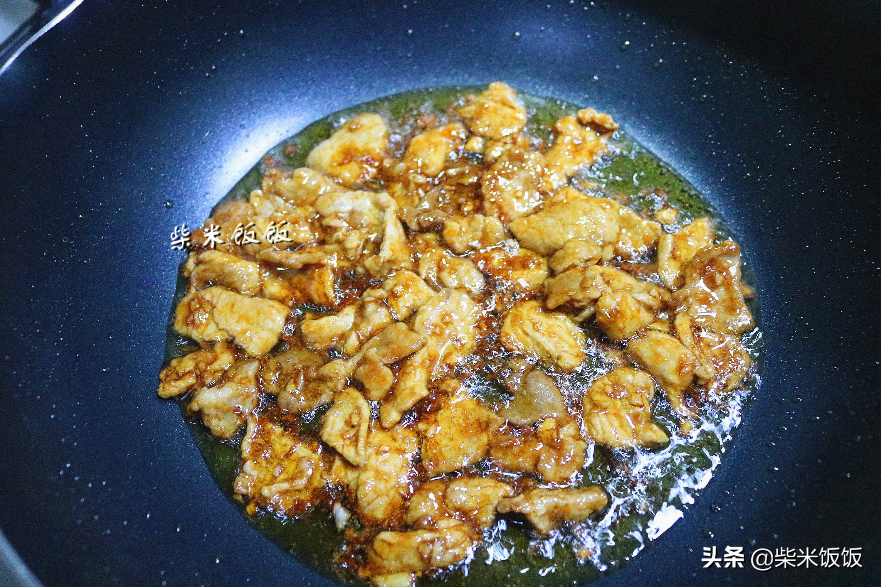 天越冷，我家越爱吃这菜，炒一炒，鲜嫩又多汁，总也吃不厌