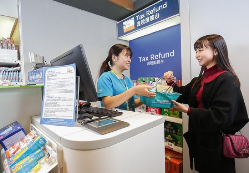 被年轻人遗弃，遭美妆店围剿，屈臣氏能靠流量明星代言逆风翻盘吗