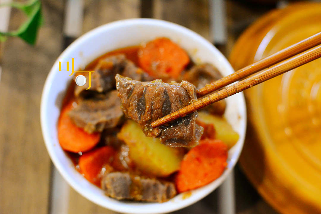 用沙茶酱炖一锅牛肉，鲜香下饭，广东、闽南人特别喜爱