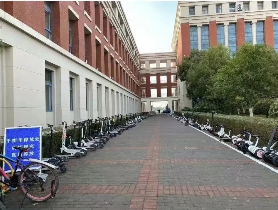 突发！一大学宿舍楼，浓烟滚滚！