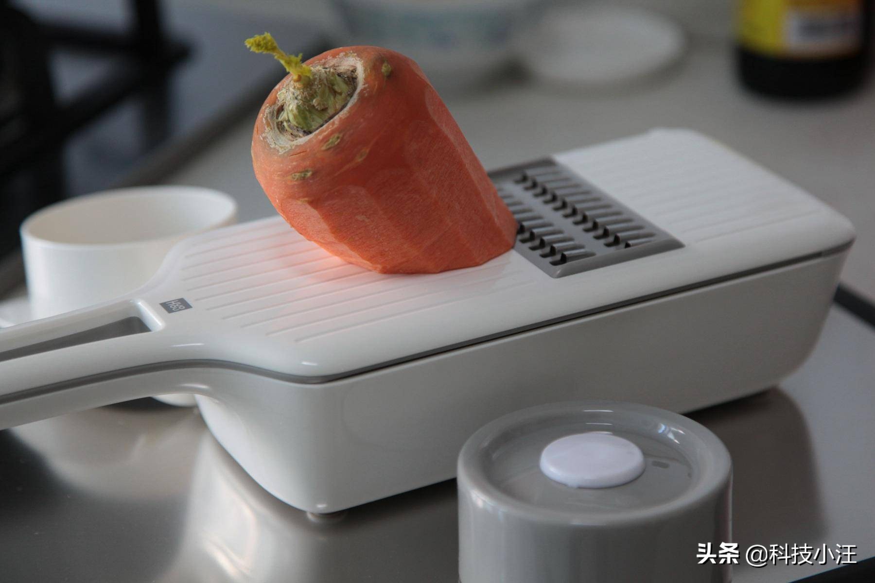 刀工不好没关系，小汪入手火候刨丝器，在家也能切出大厨的手艺