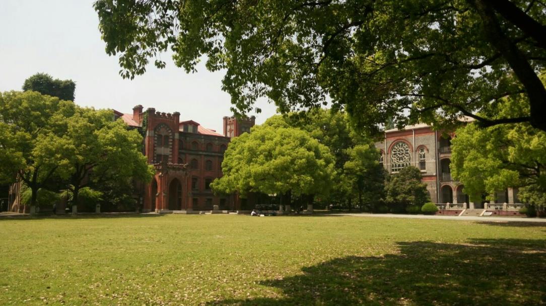 大学生宿舍变化差异大，从逼仄十二人间到家庭套房，学校目的显然