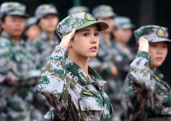 大学军训和高中军训有啥不同？体会过才知道，尤其女生要做好准备