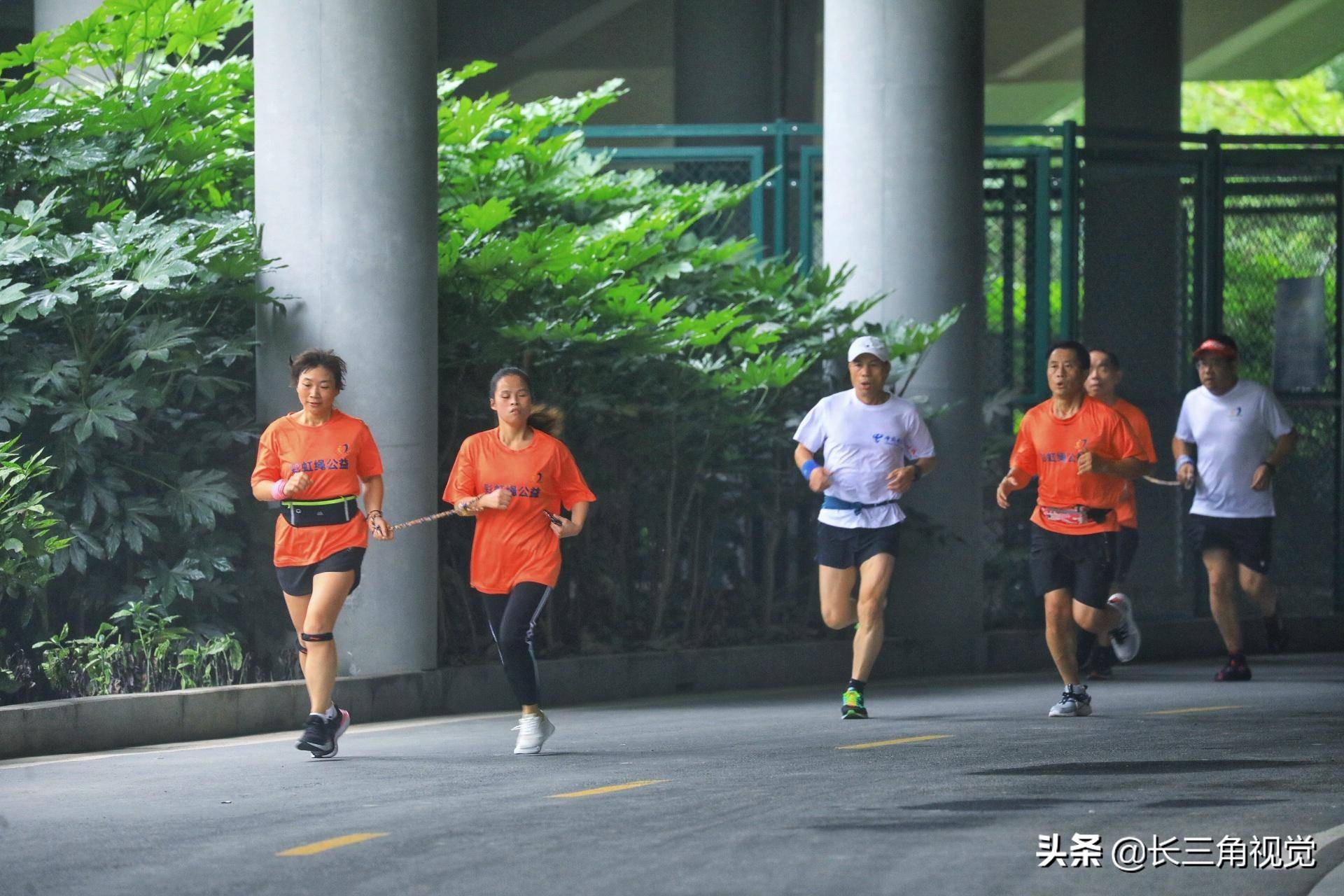 为爱奔跑！雨中，那一道七彩的虹……