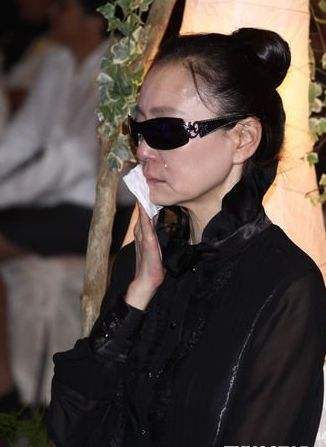 2011年，琼瑶女郎刘雪华爱人坠楼身亡，灵堂上她哭着喊“爸爸”?
