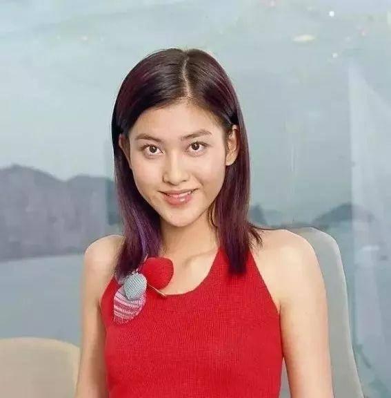 李彩桦在剧中饰演的是"小三",和女主林品如是闺蜜关系,却背地里抢走