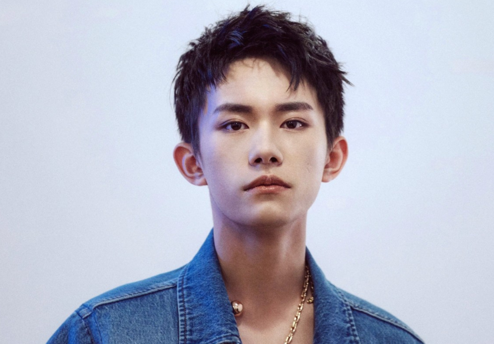 易烊千玺偏科严重，数学100分，网友看到英语成绩：体育老师教的