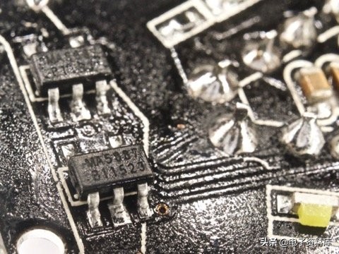 「电子产品拆解」汽车查找器和USB充电器