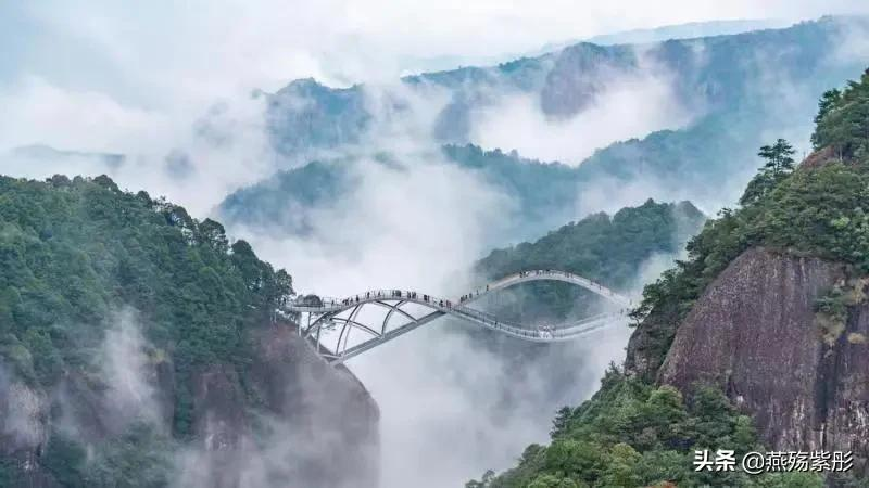 空山新雨后，景色分外娆，竹筏水上行，诗意盎然时，你心动了吗？