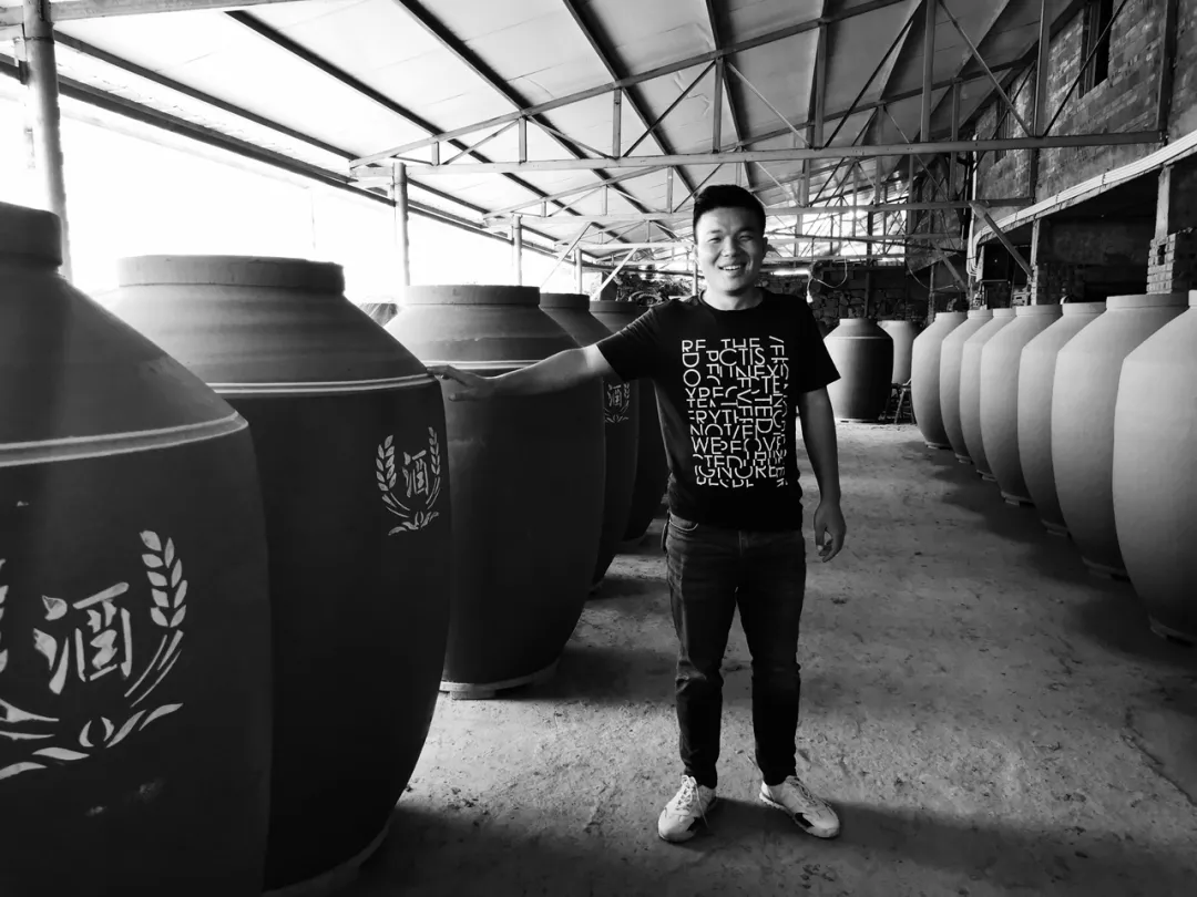 “茅台镇上的酒厂”都用这里产的酒坛