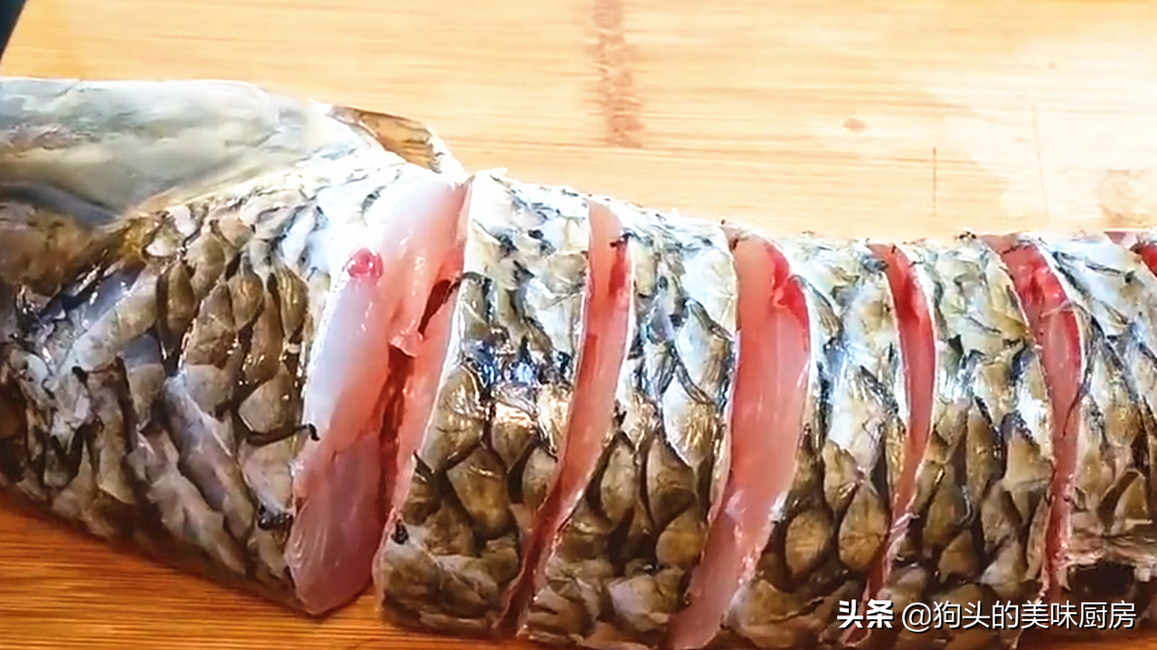 把一条鱼放进电饭锅里，不加一滴水，出锅太香了，肉嫩味道香