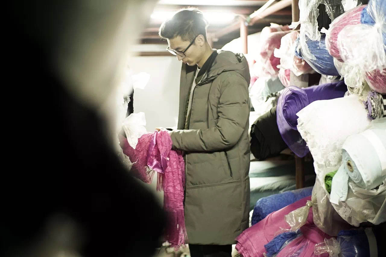 90后小伙休学做情趣内衣，一年狂揽10亿元，还带着全县致富