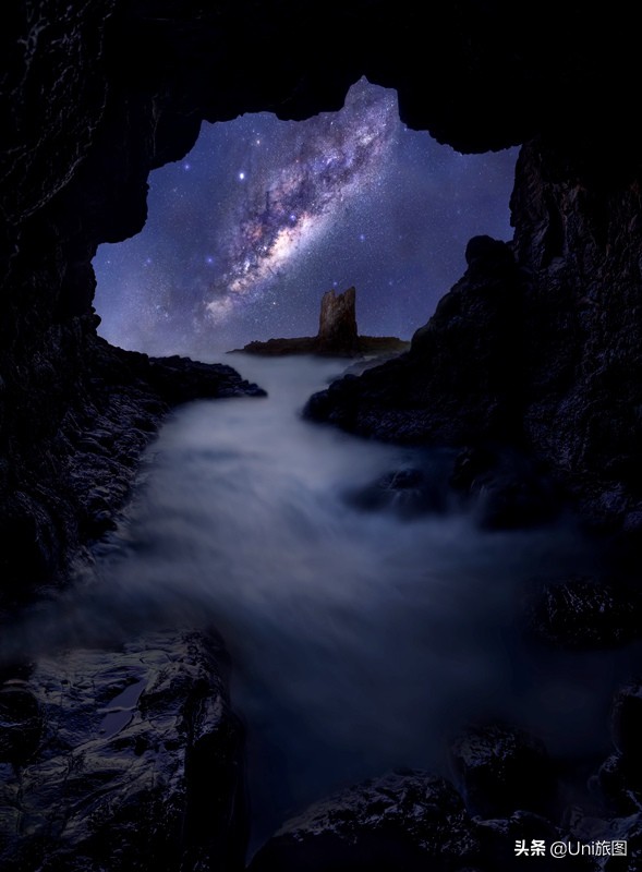 夏夜星河璀璨，银河横跨天际如梦似幻